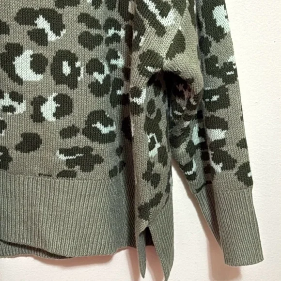 NEW Leopard Print Green Sweater Size 2X - Picture 2 of 5